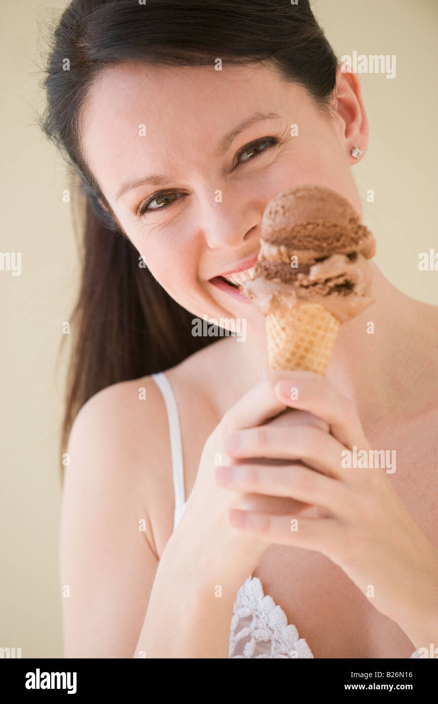 Frau essen Eiscreme-Kegel Stockfoto