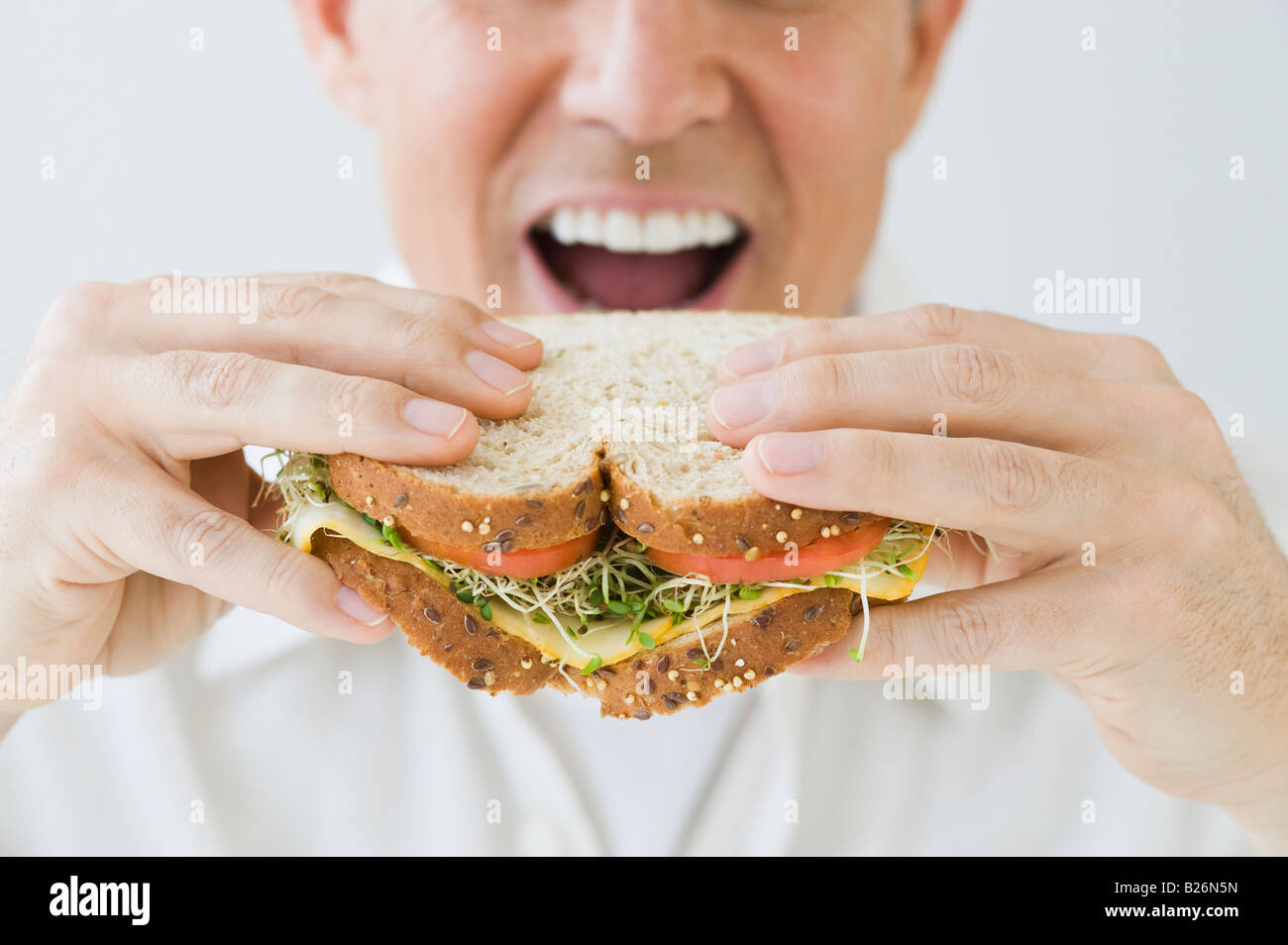 Mann Isst Sandwich Stockfotografie Alamy