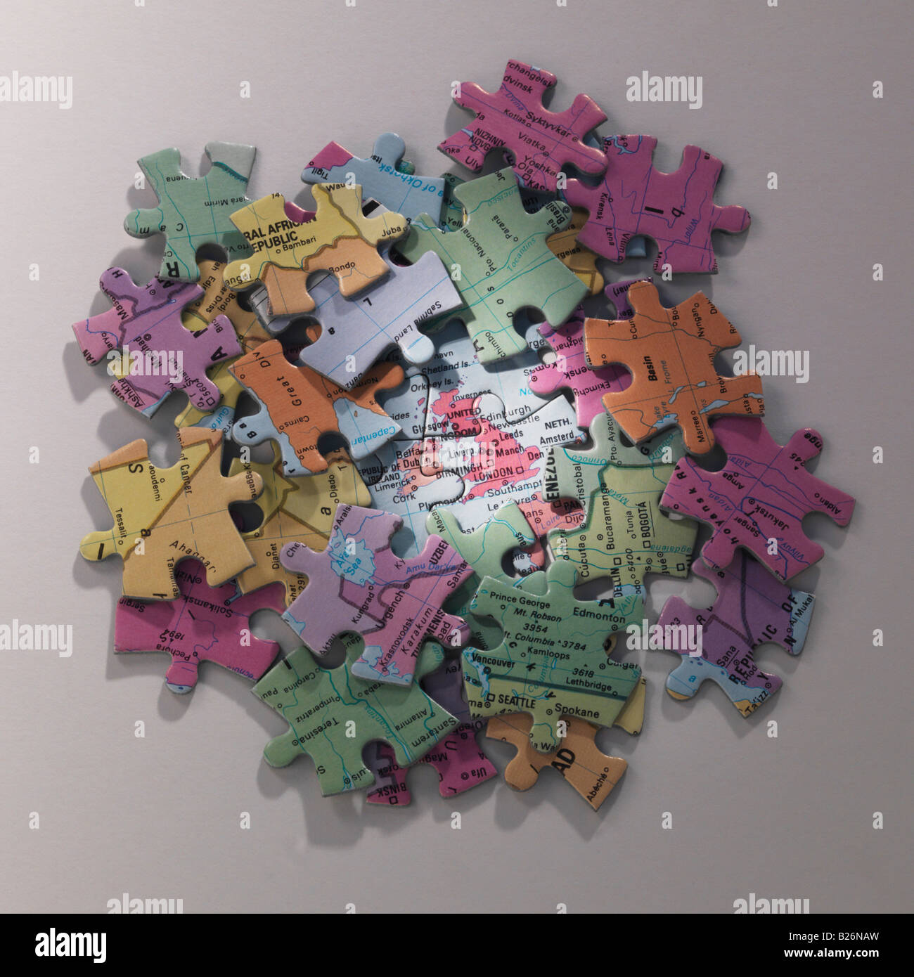 Puzzle-Karte von Großbritannien umgeben von Stücken Stockfoto