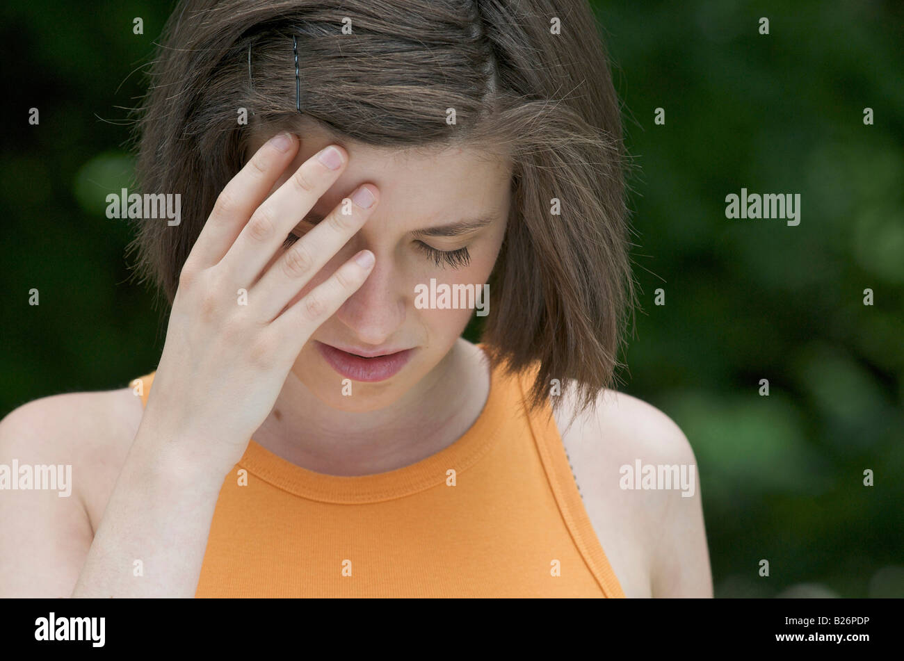 Junge Frau / Mädchen mit Kopfschmerzen / Migräne Stockfoto