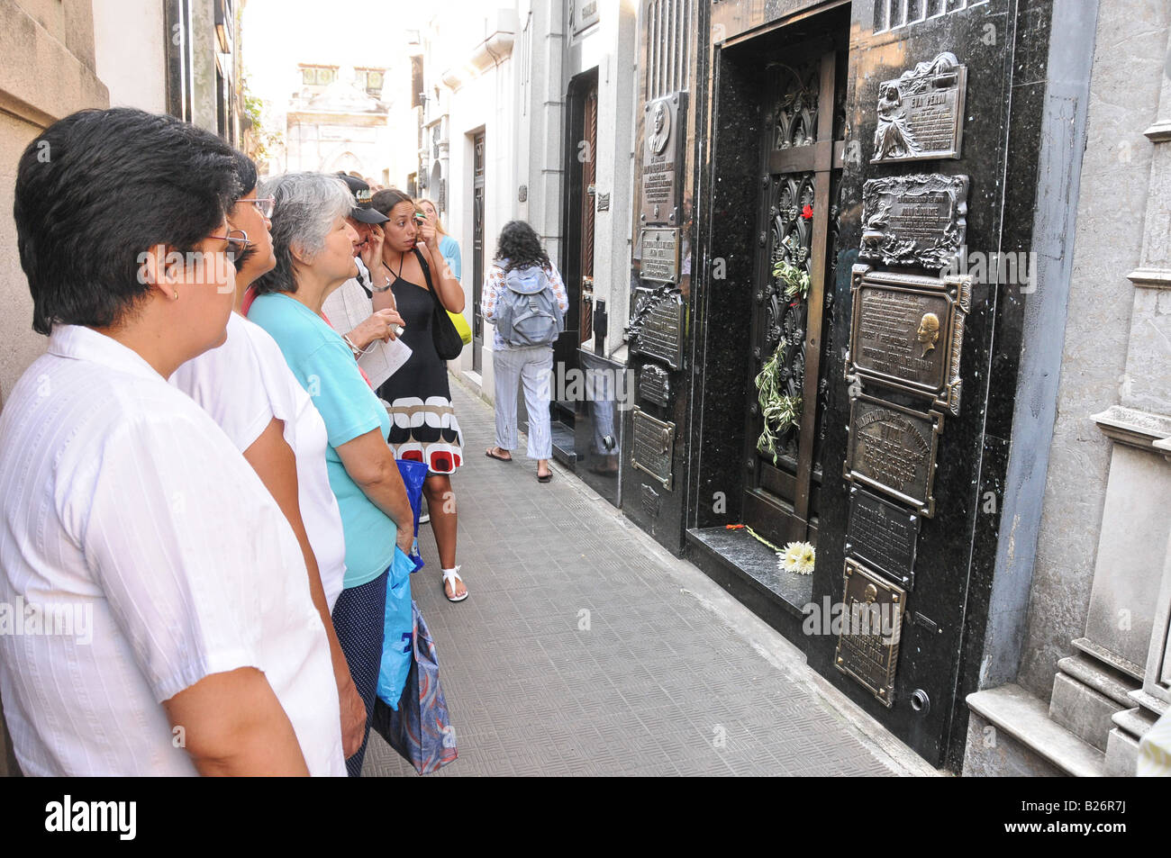 Menschen versammelten sich am Grab von Eva Peron, Friedhof von Recoleta, Buenos Aires, Argentinien Stockfoto