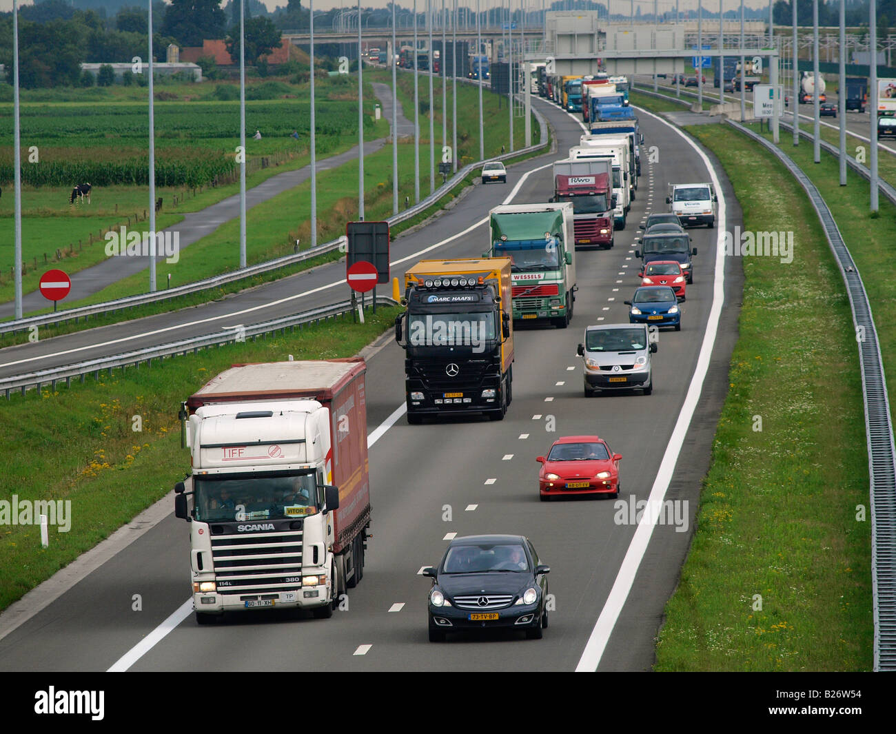 Langen Reihe von LKW der Straßenfahrt A16 E19 aus Antwerpen in die Niederlande Hazeldonk niederländischen belgische Grenze Stockfoto