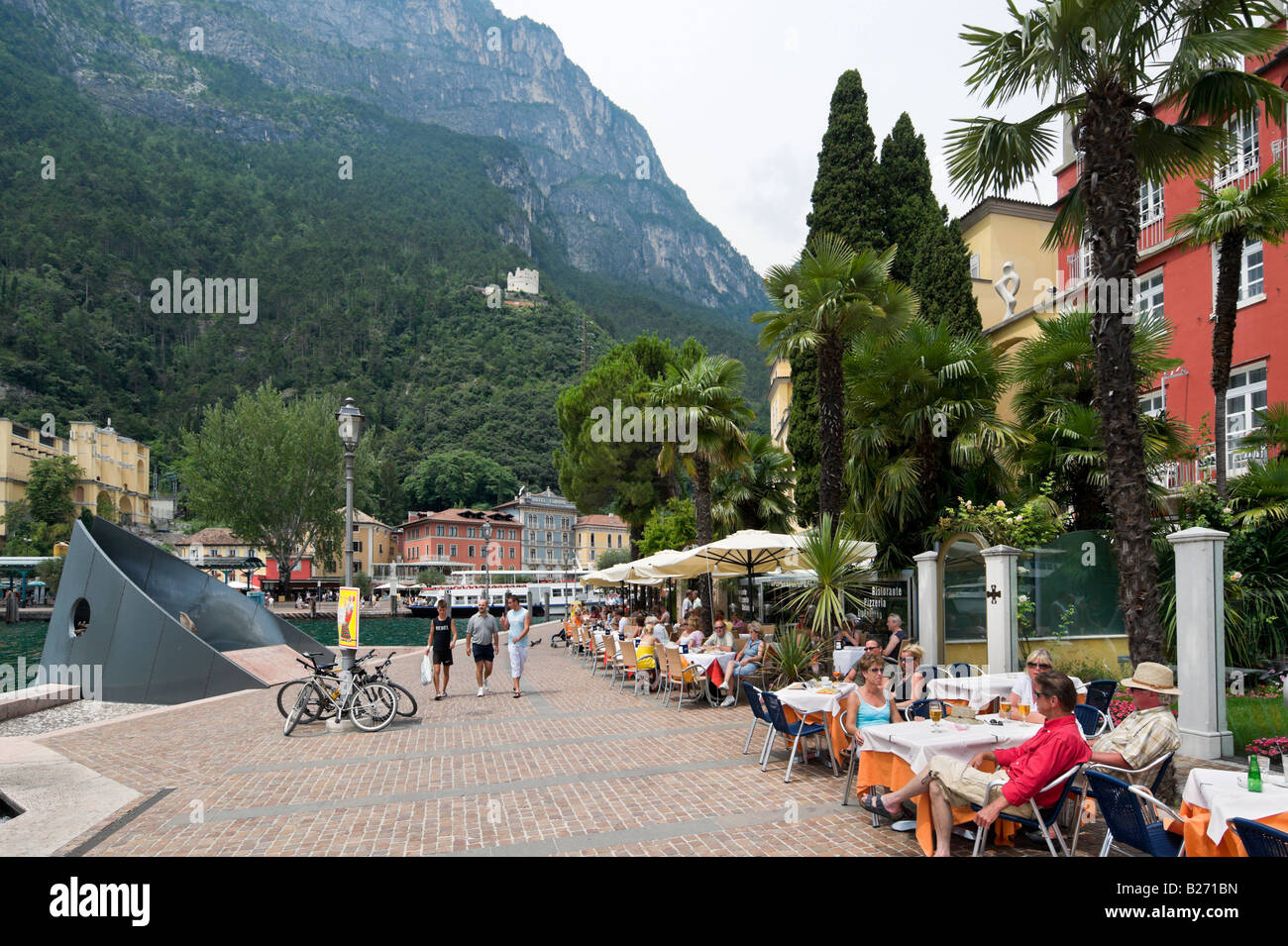 Am Seeufer Restaurant, Riva del Garda, Gardasee, Italien Stockfoto