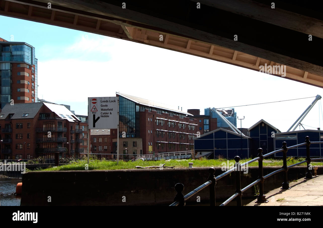 Den Eingang zur Calder Hebble Navigation neben dem Armouries Museum in Leeds durch Crown Point Bridge gesehen Stockfoto