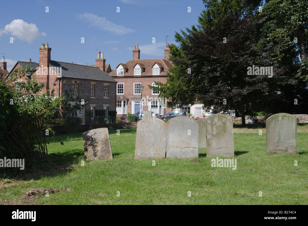 Blick über den Friedhof der Dorchester Abbey Kirche in Richtung der Hauptstraße Dorchester Oxfordshire Stockfoto