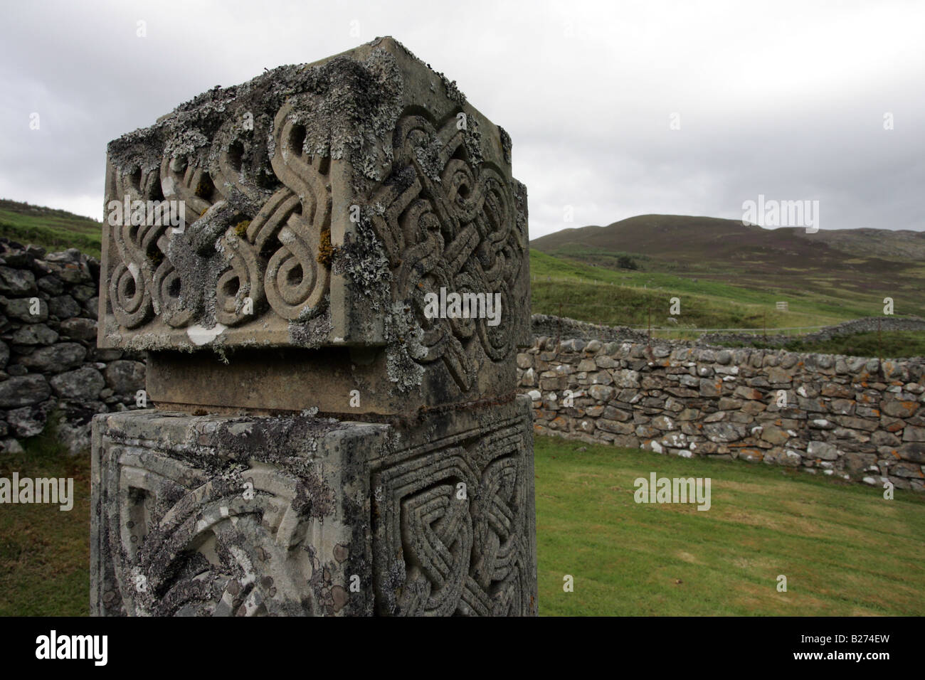 Geschnitzte Gedenkstein auf dem Friedhof von Croick Kirche in der Nähe von Ardgay, Sutherland, Schottland, Vereinigtes Königreich, Stockfoto