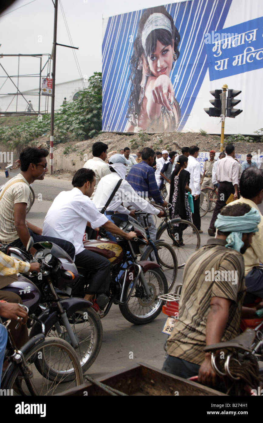 Straßenverkehr in Varanasi, Indien Stockfoto