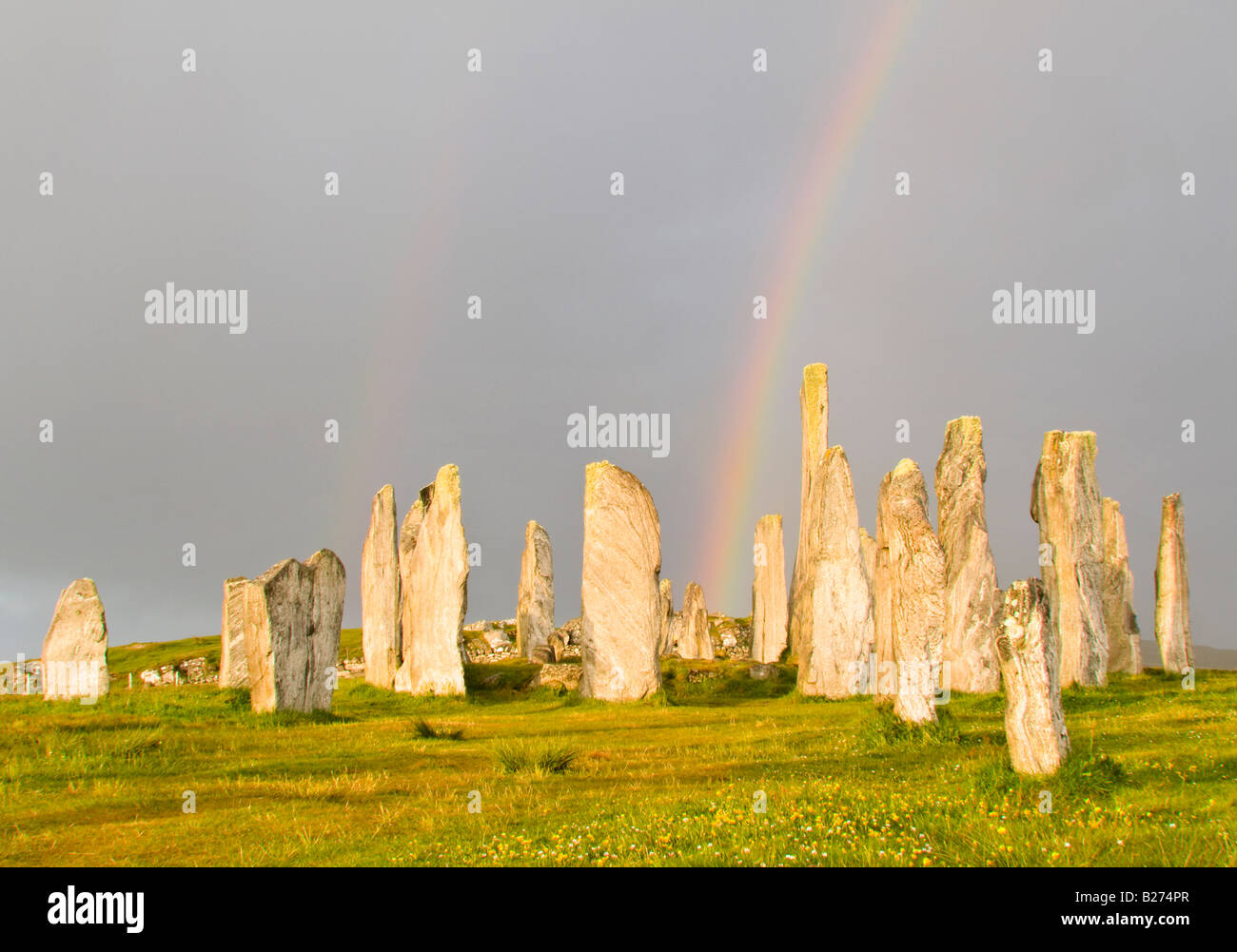 Doppelter Regenbogen über Callanish Standing Stones, Isle of Lewis, Hebriden, Schottland Stockfoto