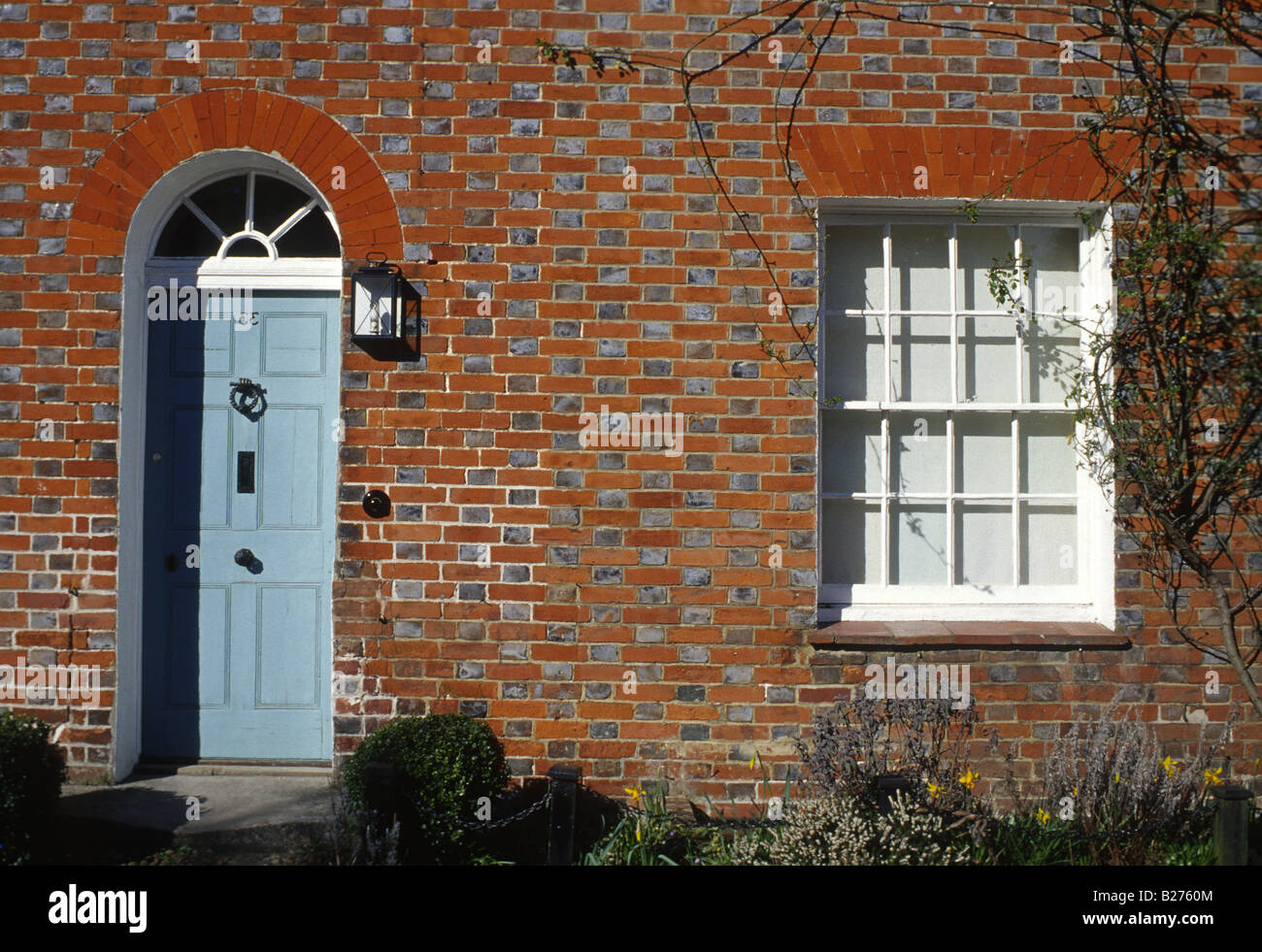 OVERTON Hampshire UK England frühen 1800er Jahren Haus mit Fenster Tür und Schärpe Stockfoto