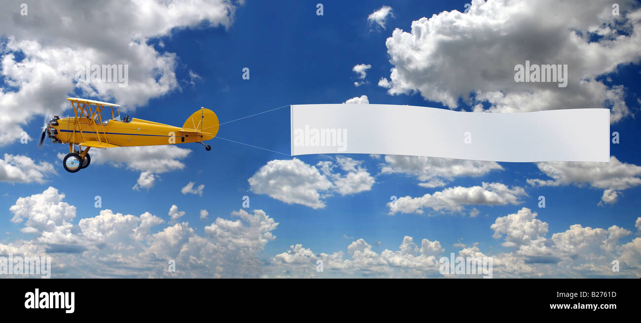 Vintage Flugzeug leere Zeichen über hellen Himmel ziehen Stockfoto