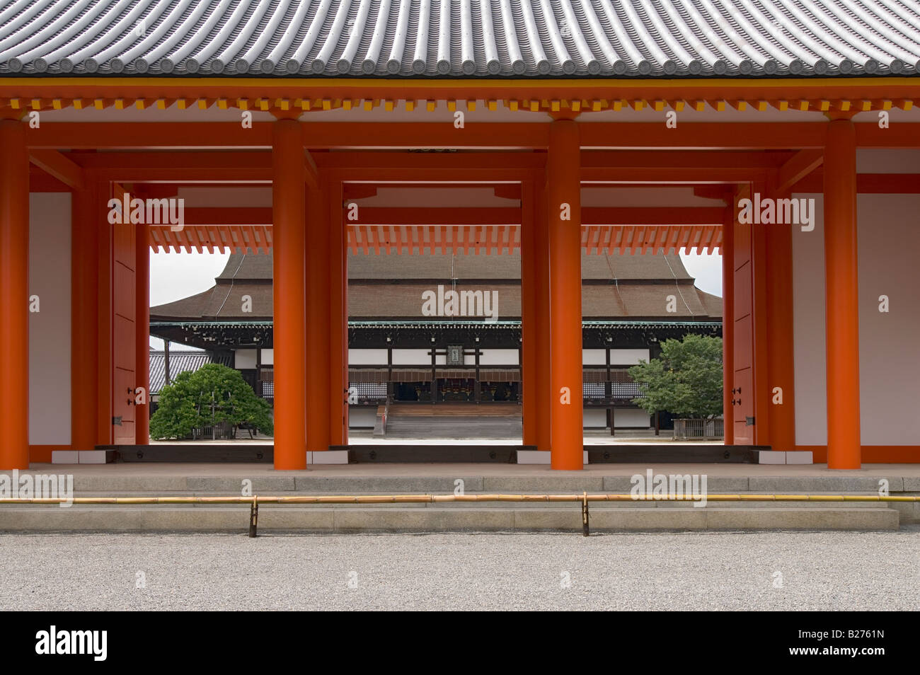 Ansicht des Seiryoden Halle durch das Zinnober Gekkamon Tor der alten Hofburg oder Gosho im Herzen der Stadt Kyoto Stockfoto