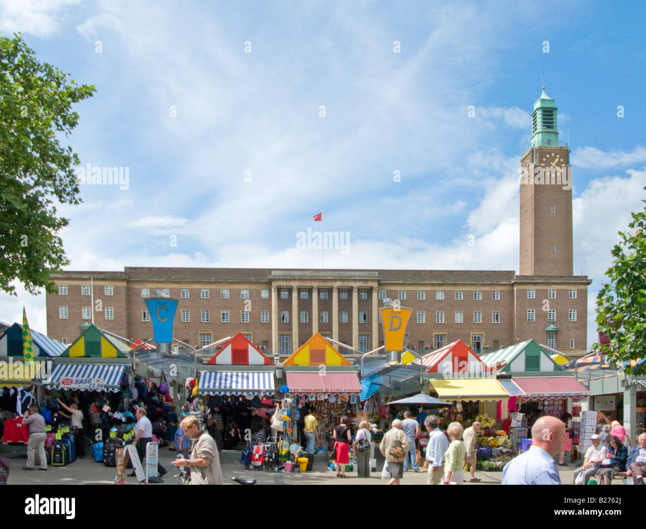 Norwich City Hall und Marktplatz mit Marktständen Stockfoto