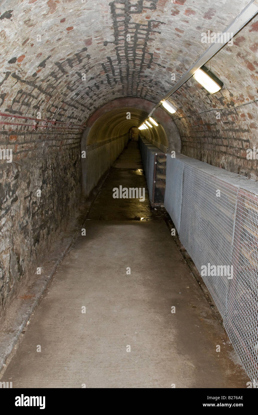 Unterirdischen Tunnel im Crumlin Road Gefängnis - Links das Gefängnis mit dem Gerichtsgebäude auf der gegenüberliegenden Seite der Straße Stockfoto