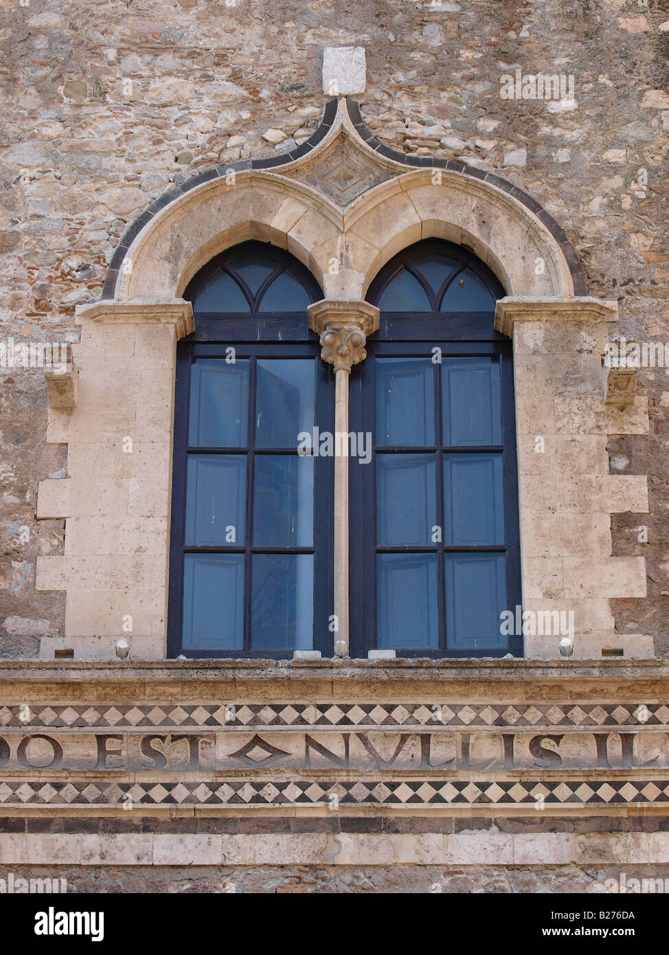 Fensterdetail von Palazzo Corvaja Stockfoto