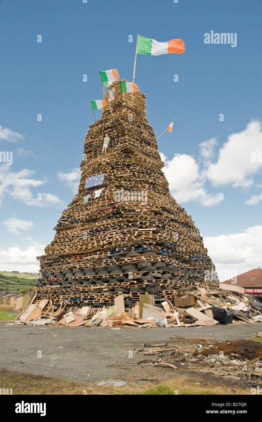 Große Feuer in Mossley, Newtownabbey, Nordirland, mit irischen Trikolore Fahnen und keltische Hemden Stockfoto