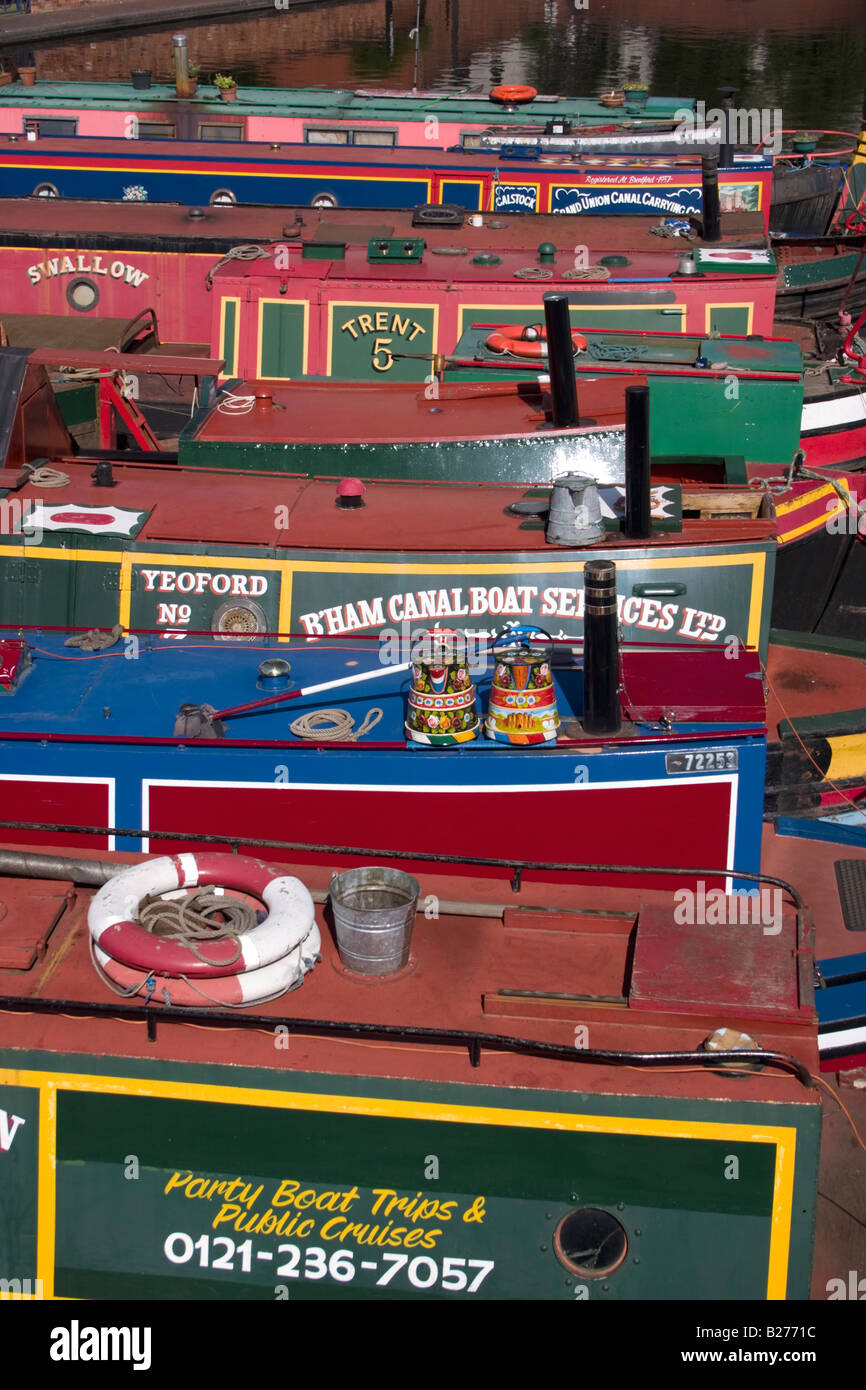 Narrowboats vor Anker im Gas Street Basin, Birmingham, West Midlands, UK Stockfoto