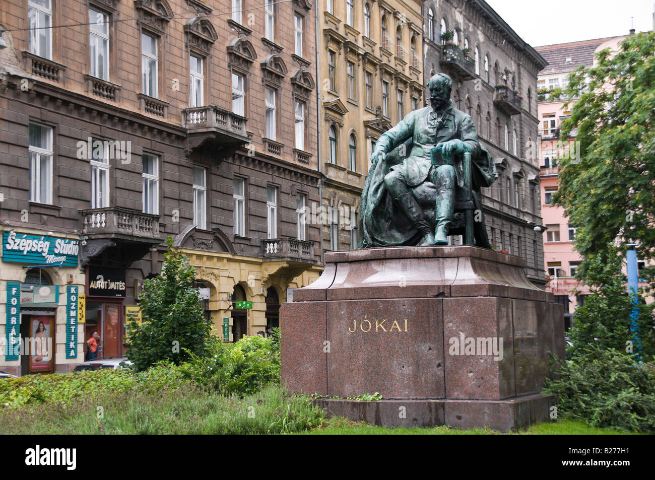 Statue von Móre Jókai, ungarische Schriftsteller und Mitkämpfer für die ungarische Demokratie. Stockfoto