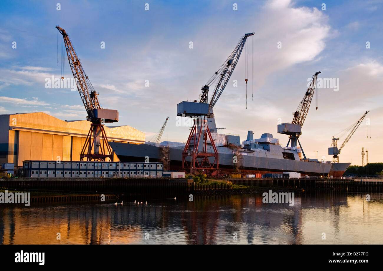 Kriegsschiffe gebaut bei BAE-Werft auf dem Fluss Clyde Govan, Glasgow, Schottland. Stockfoto