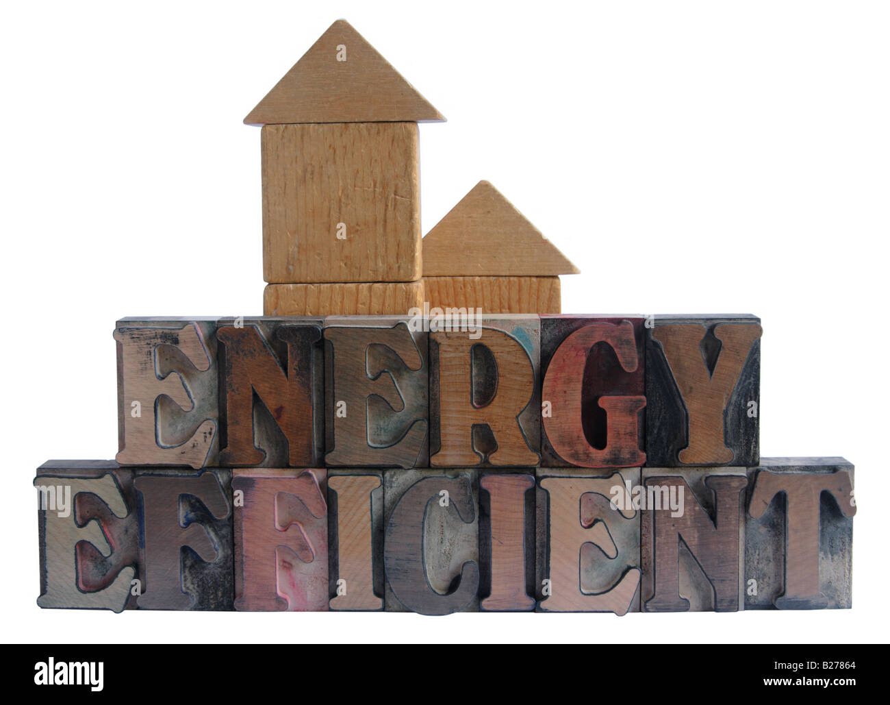 der Begriff "Energieeffizienz" mit Holz-Block könnte Formen dahinter entweder Häuser oder nach oben zeigenden Pfeile Stockfoto