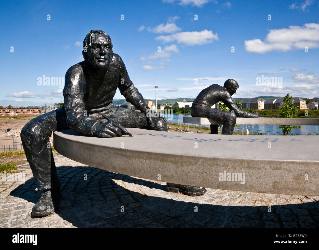 Die Bronze Werftarbeiter Skulpturen am Clyde View Park, Renfrew, Schottland. Stockfoto