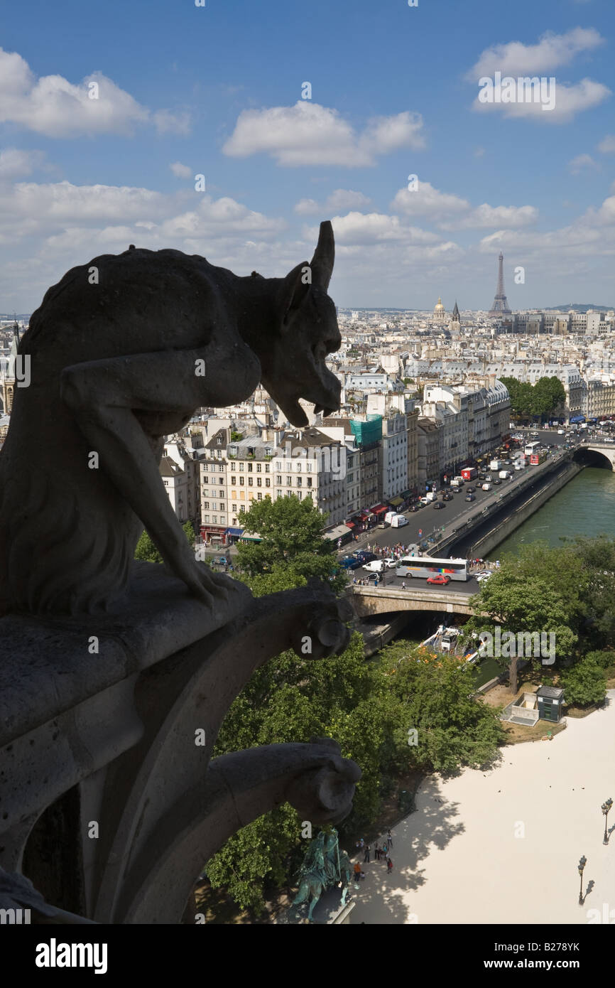 Wasserspeier an der Notre Dame Kathedrale mit Blick auf Paris und den Eiffelturm Stockfoto