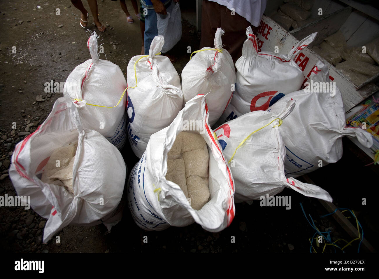 Säcke mit Regierung rationiert NFA Reis zum Verkauf auf dem Großmarkt in Mansalay, Oriental Mindoro, Philippinen. Stockfoto