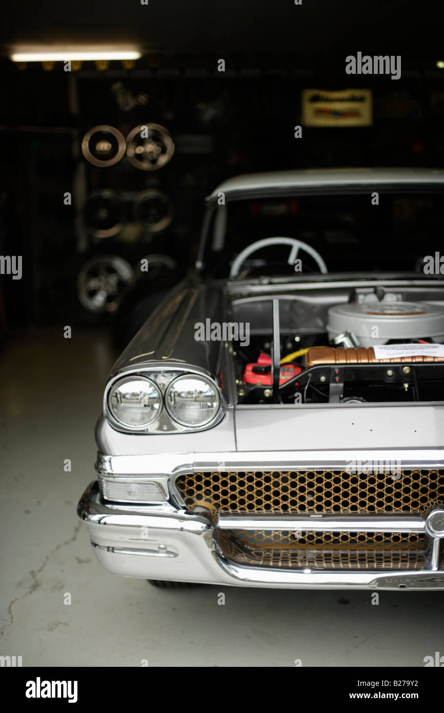 Ein Workshop im Showroom in New Zealand alten Ford Autos Stockfoto