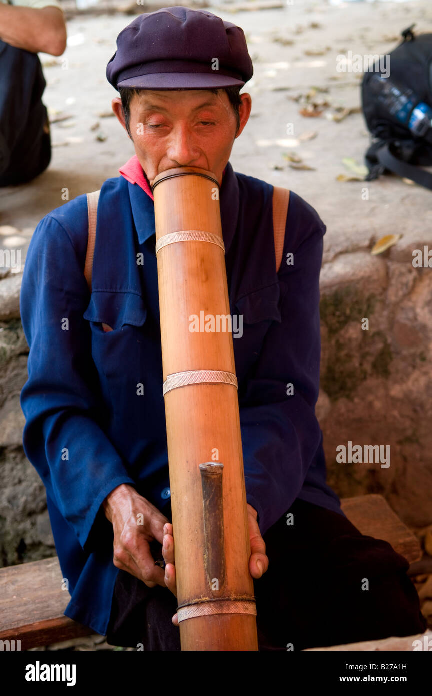 Ethnische Miao Männer rauchen mit einem großen Bambus-Rohr Stockfoto