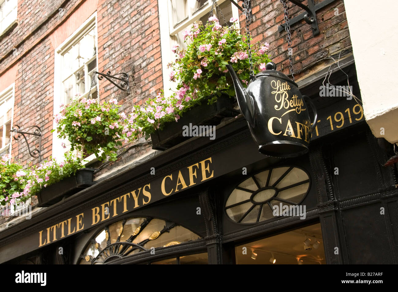 Das neuere kleine Bettys Cafe in Stonegate, York, Yorkshire Stockfoto