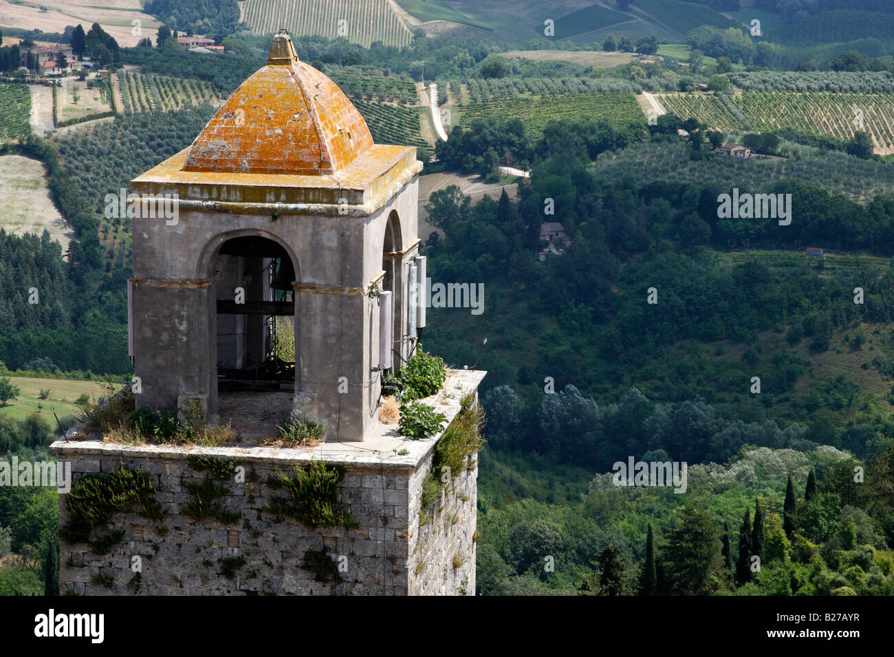 oben auf dem Glockenturm mit der hügeligen Landschaft der Toskana jenseits von Torre Grossa San Gimignano Toskana Italien Europa Stockfoto