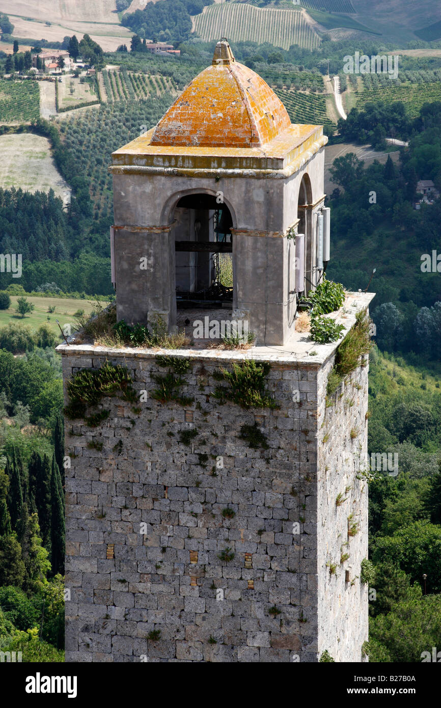 oben auf dem Glockenturm mit der hügeligen Landschaft der Toskana jenseits von Torre Grossa San Gimignano Toskana Italien Europa Stockfoto
