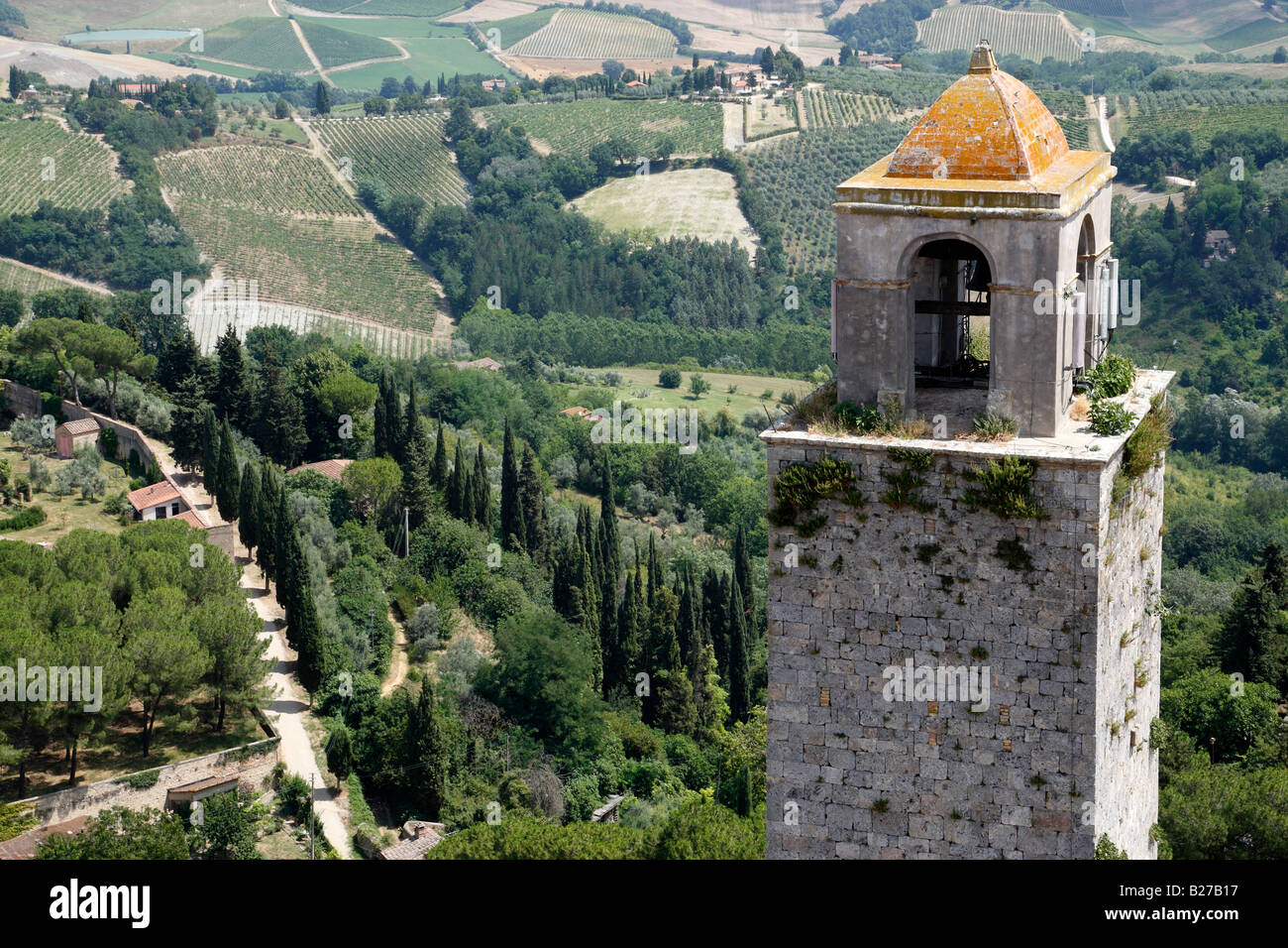 oben auf dem Glockenturm mit der hügeligen Landschaft der Toskana jenseits von Torre Grossa San Gimignano Toskana Italien Europa Stockfoto