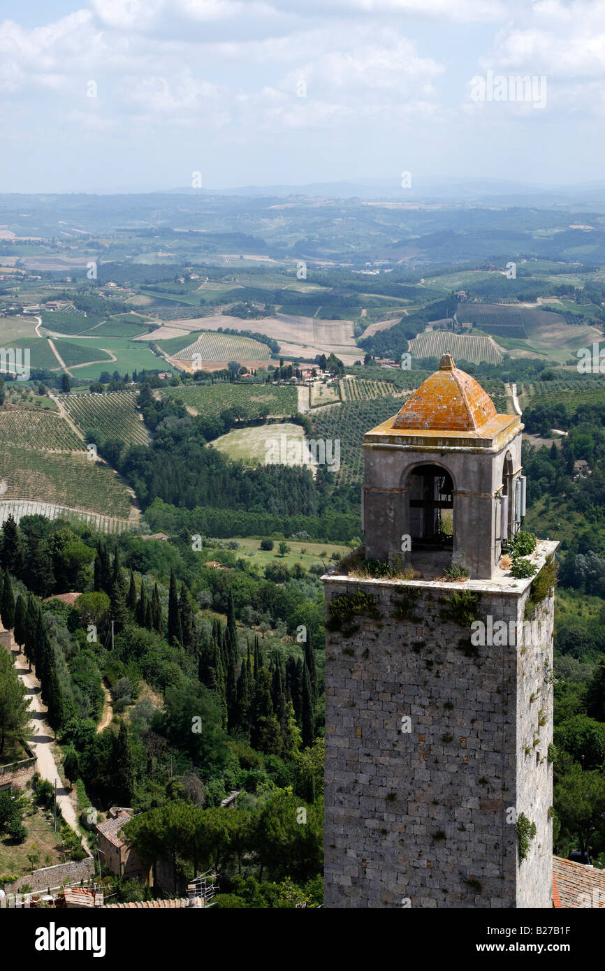 oben auf dem Glockenturm mit der hügeligen Landschaft der Toskana jenseits von Torre Grossa San Gimignano Toskana Italien Europa Stockfoto