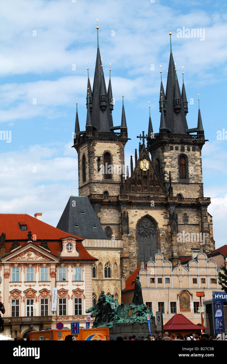 Die Fassade im Palais Kinsky, Liebfrauenkirche vor Tyn auf dem Altstädter Ring in Prag, mit blauen Himmel und Wolken Stockfoto