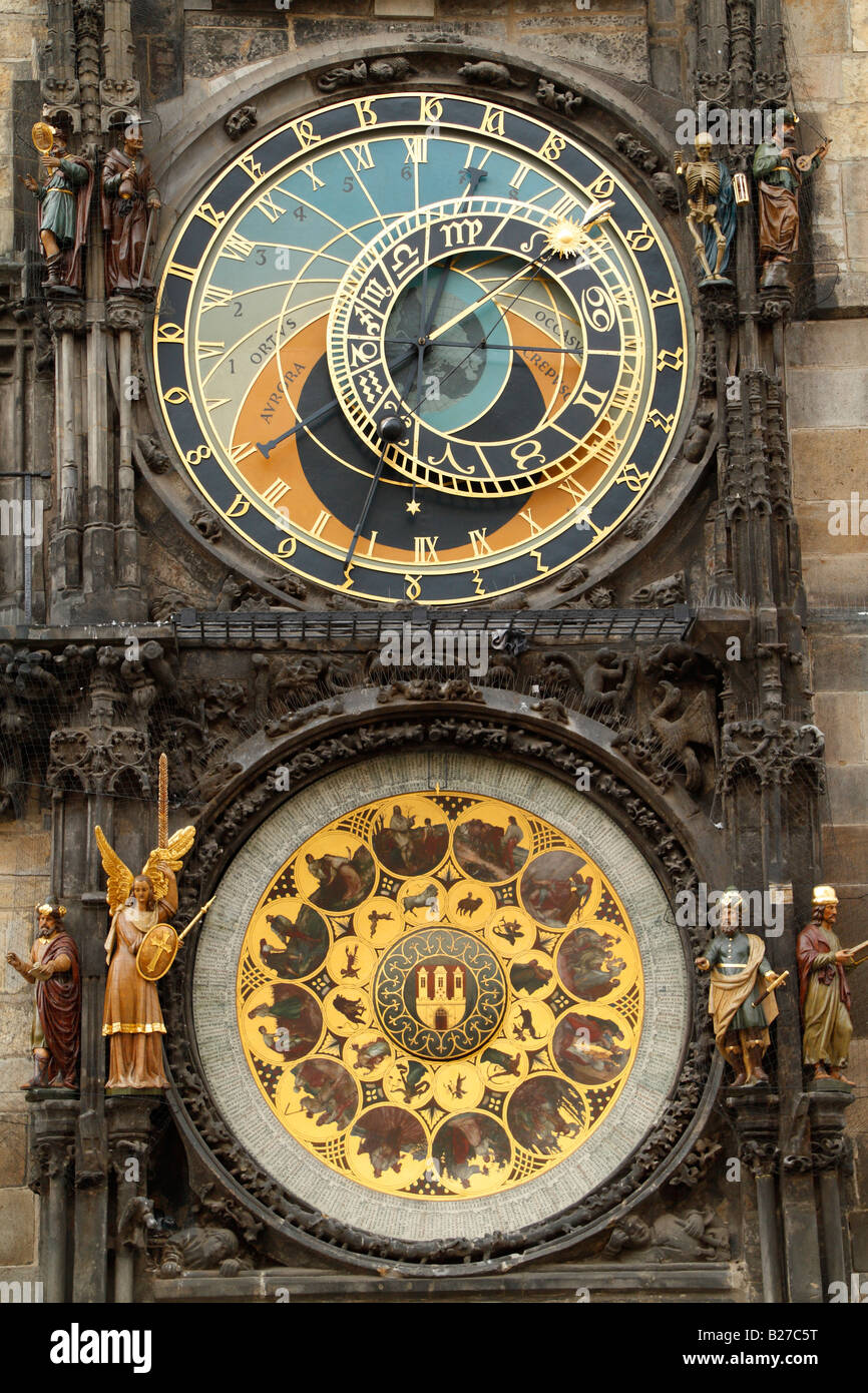 Die zwei Gesichter der astronomische Uhr zeigt die Bewegung der Sonne und der Mond durch den Tierkreis alte Rathaus Prag Stockfoto