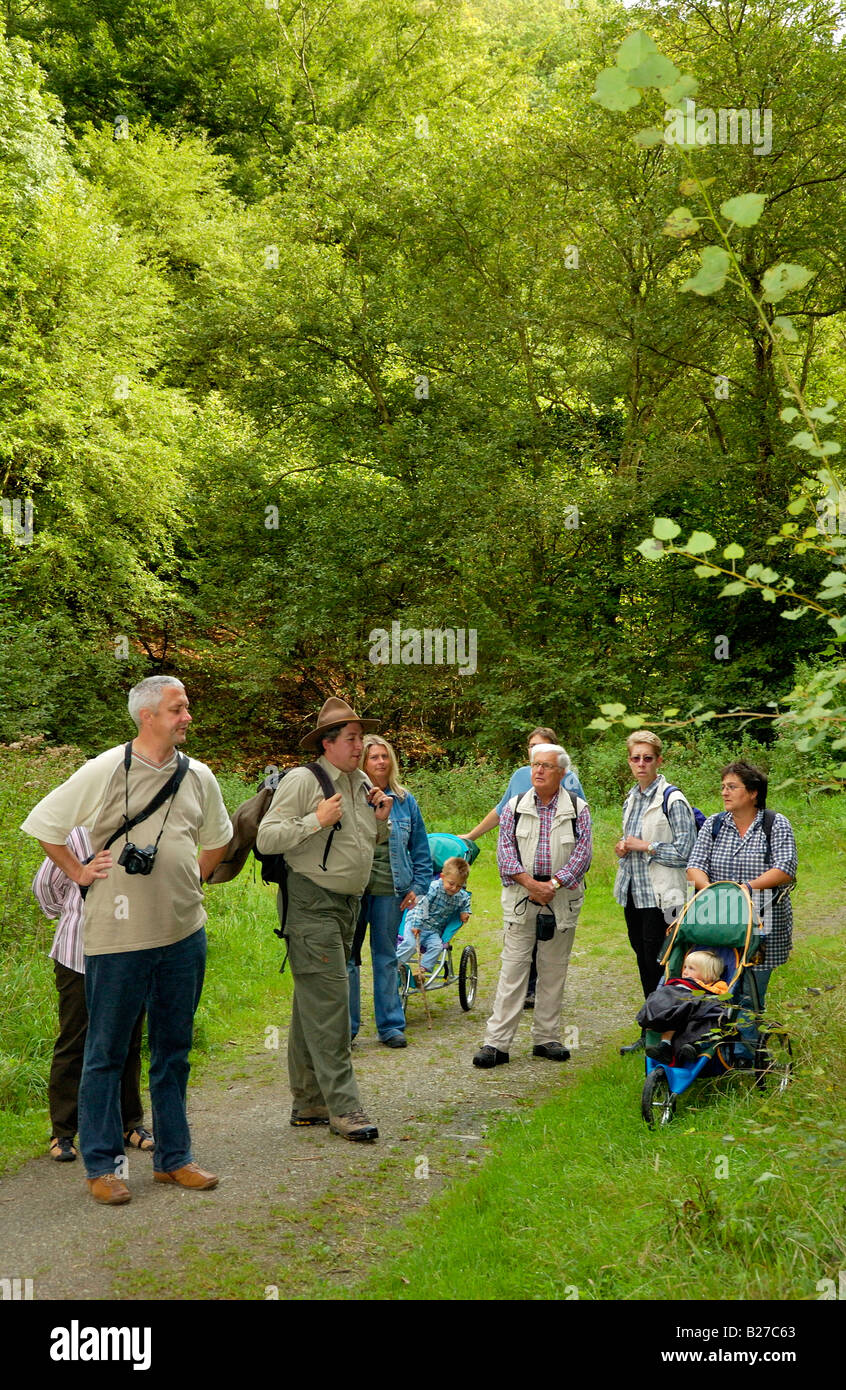 Ranger mit Wandergruppe auf eine geführte Tour über Nationalpark Natur reservieren Eifel, Nord Rhein Westfalen, Deutschland Stockfoto