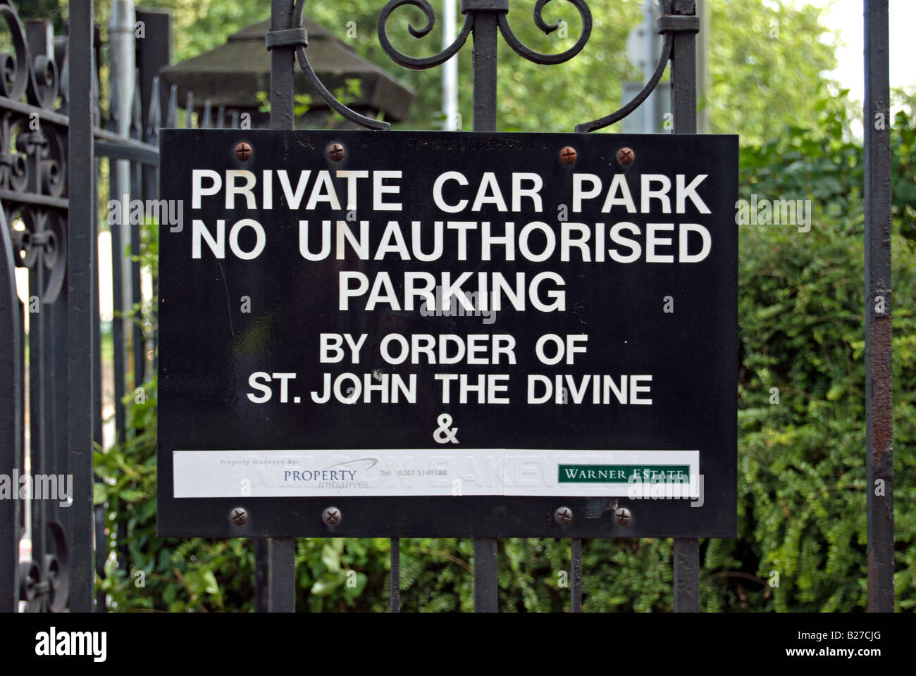 privater Parkplatz in der Kirche von Saint John unterzeichnen das göttliche, Richmond upon Thames Surrey, england Stockfoto