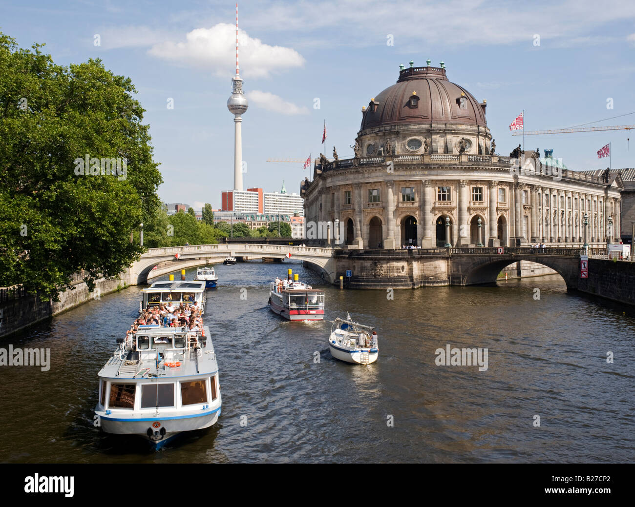 Ausflugsboote fahren an Spree neben Bode Museum in Berlin-Mitteldeutschland Stockfoto
