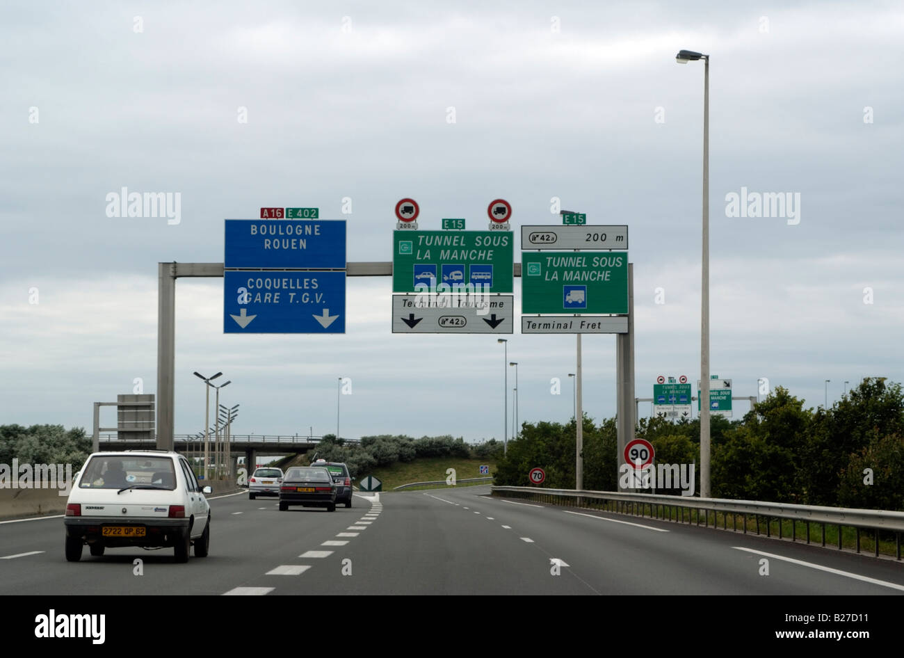 Französische Autobahnnetz und Richtung Zeichen Calais Frankreich Europa einschließlich ausschalten Beschilderungen für den Eurotunnel terminal Stockfoto