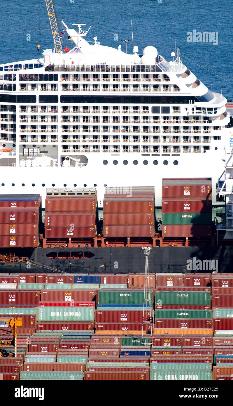 Container und cruiser Stockfoto