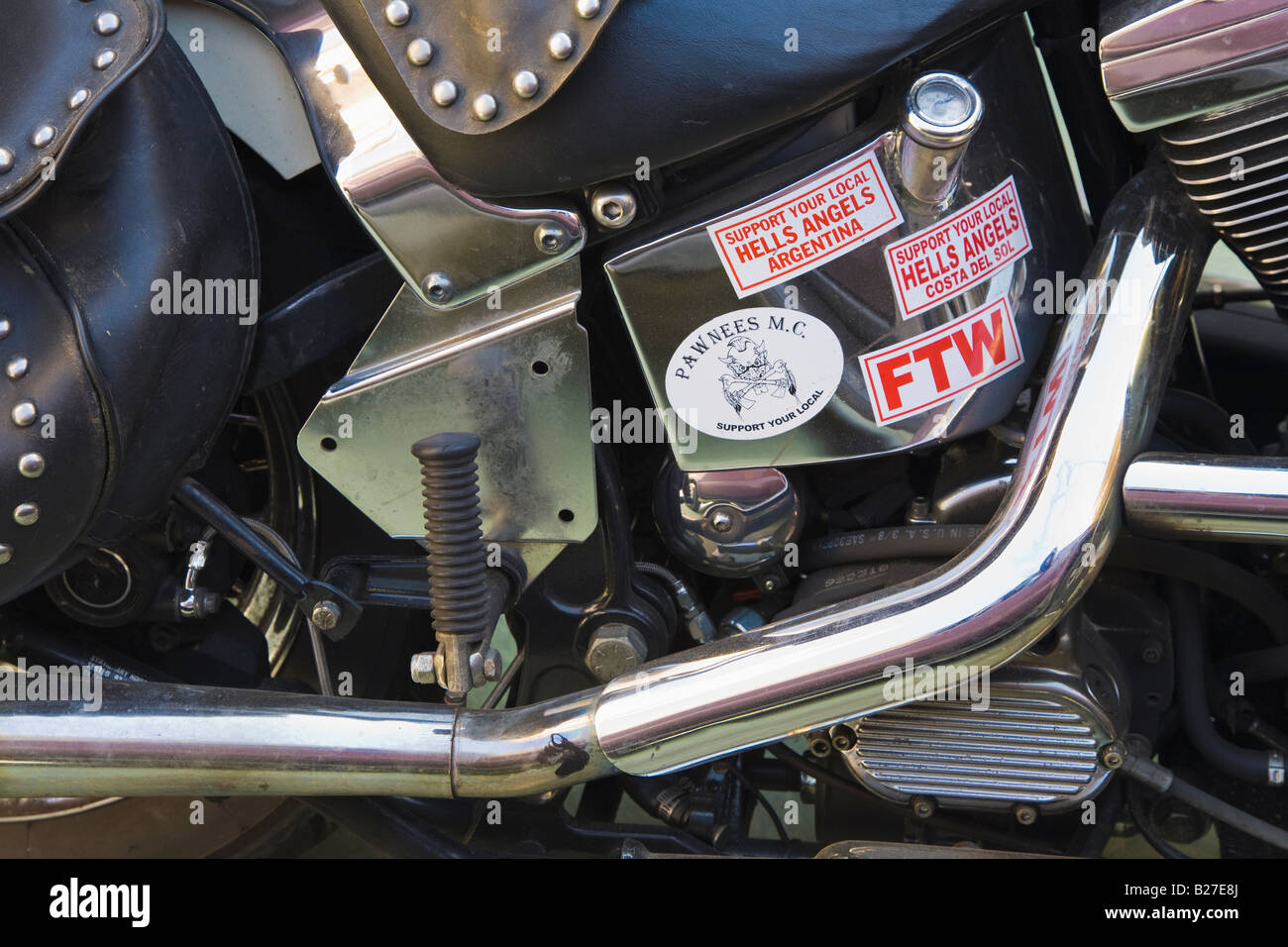 Harley Davidson Motorrad mit Hell s Angels club Aufkleber Stockfotografie -  Alamy