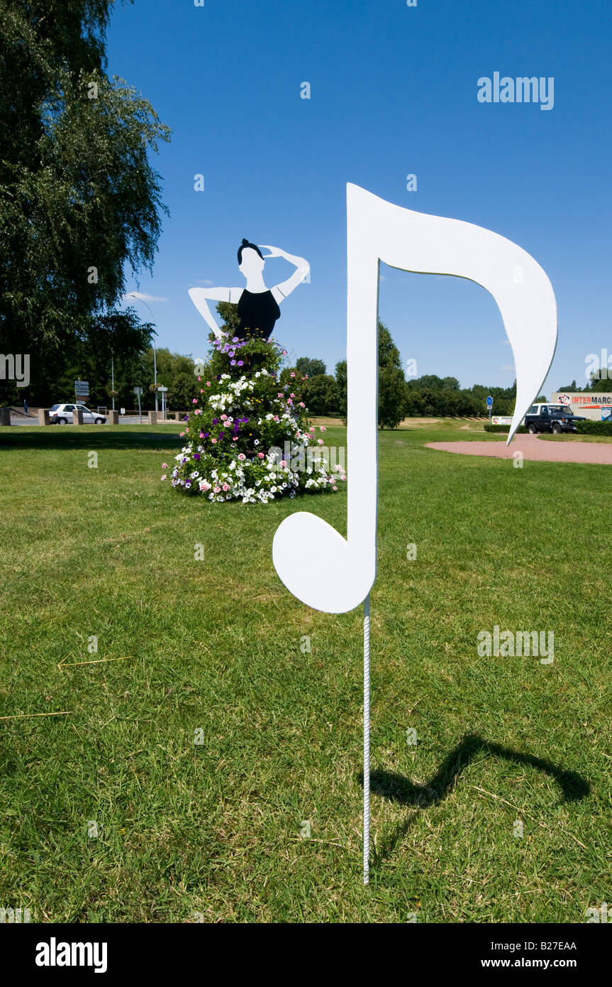 Musikalischen Achtelnote Hinweis und Modern Dance floral anzeigen am Kreisverkehr, Descartes, Indre-et-Loire, Frankreich. Stockfoto
