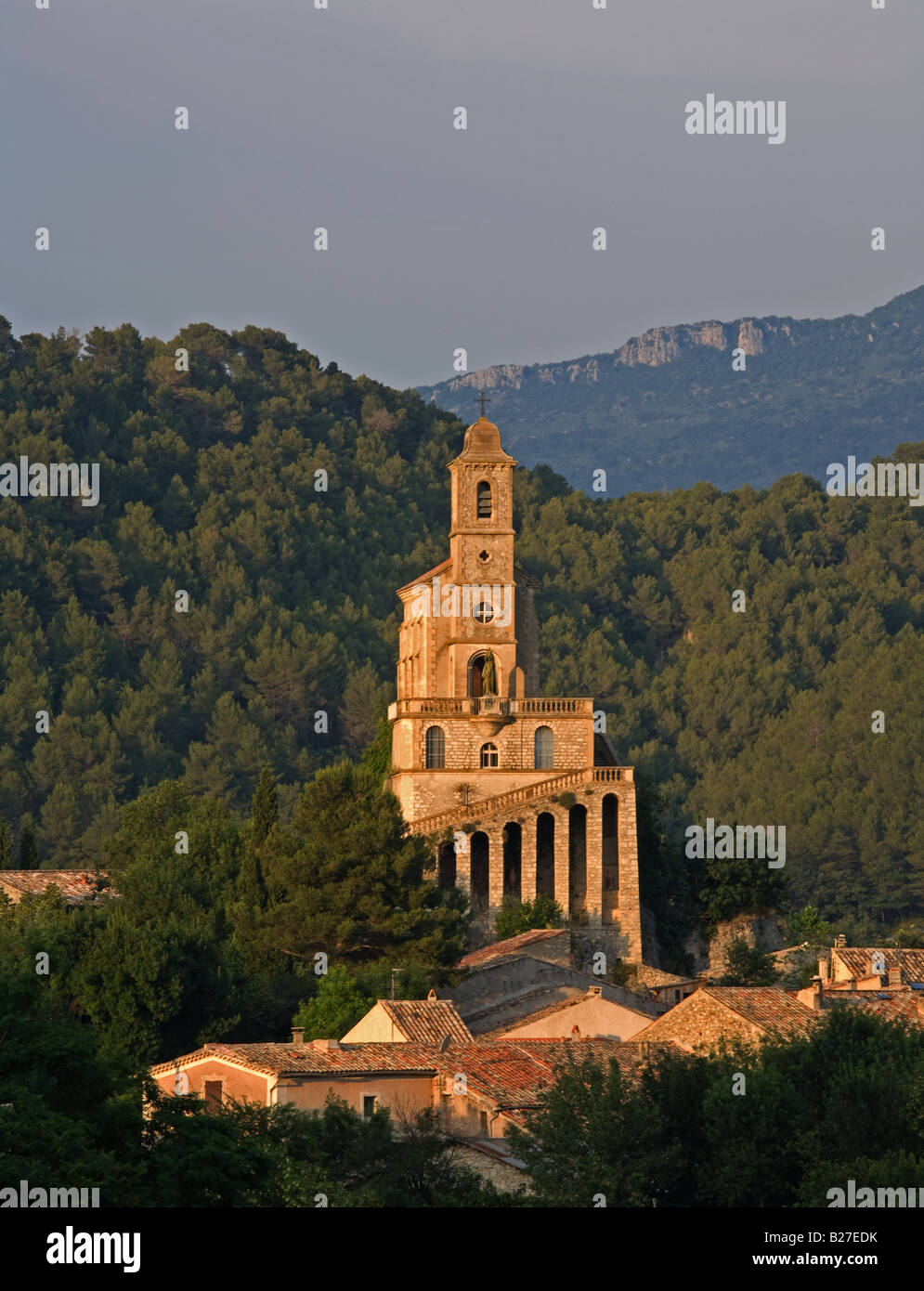 Pierrelongue Kirche Notre Dame de Trost gebaut auf einem seltsam geformten Felsen, Provence, Frankreich. Stockfoto