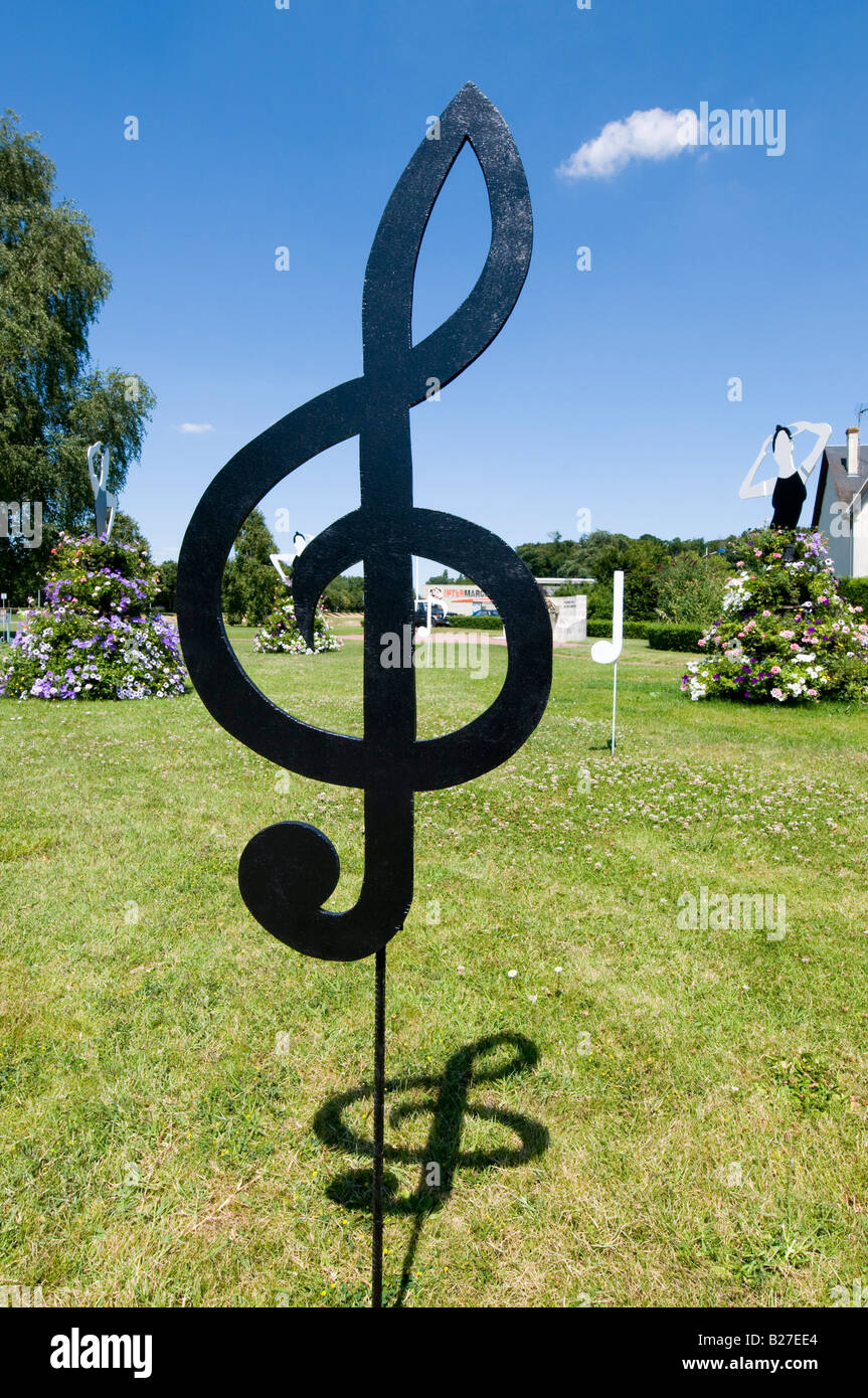 Musiknote G Violinschlüssel und Modern Dance floral anzeigen am Kreisverkehr, Descartes, Indre-et-Loire, Frankreich. Stockfoto