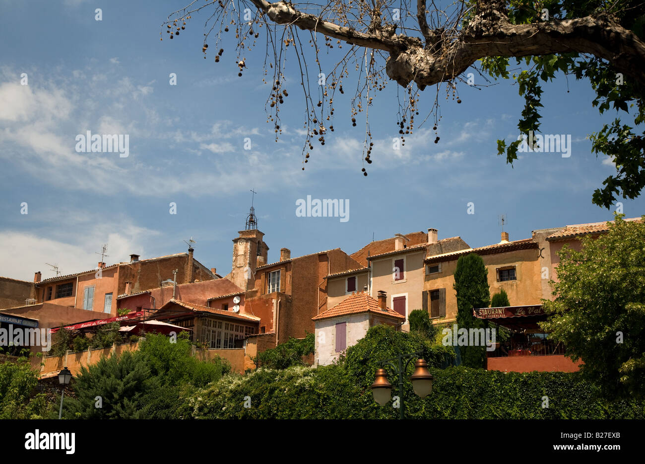 Blick auf Roussillon zeigt rot-Ocker sehenswert, Provence, Frankreich. Stockfoto
