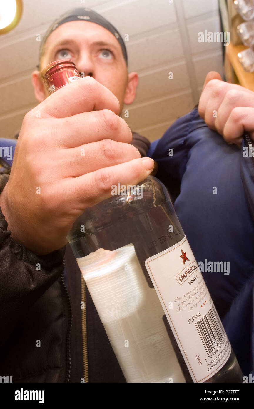 Menschen, die Alkohol aus einem Geschäft Ladendiebstahl Stockfoto