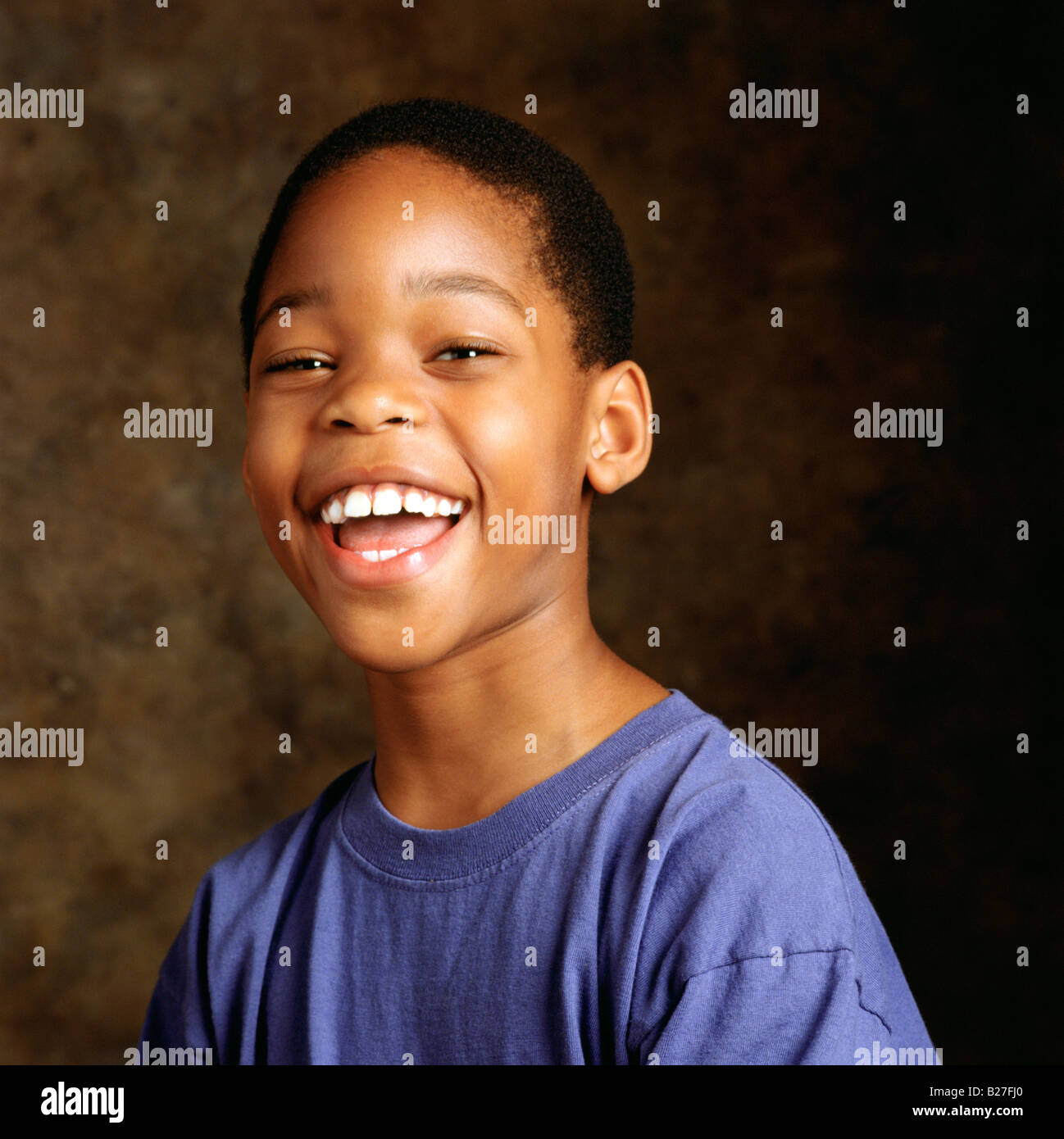 Porträt des schwarzen Jungen Platz Stockfoto