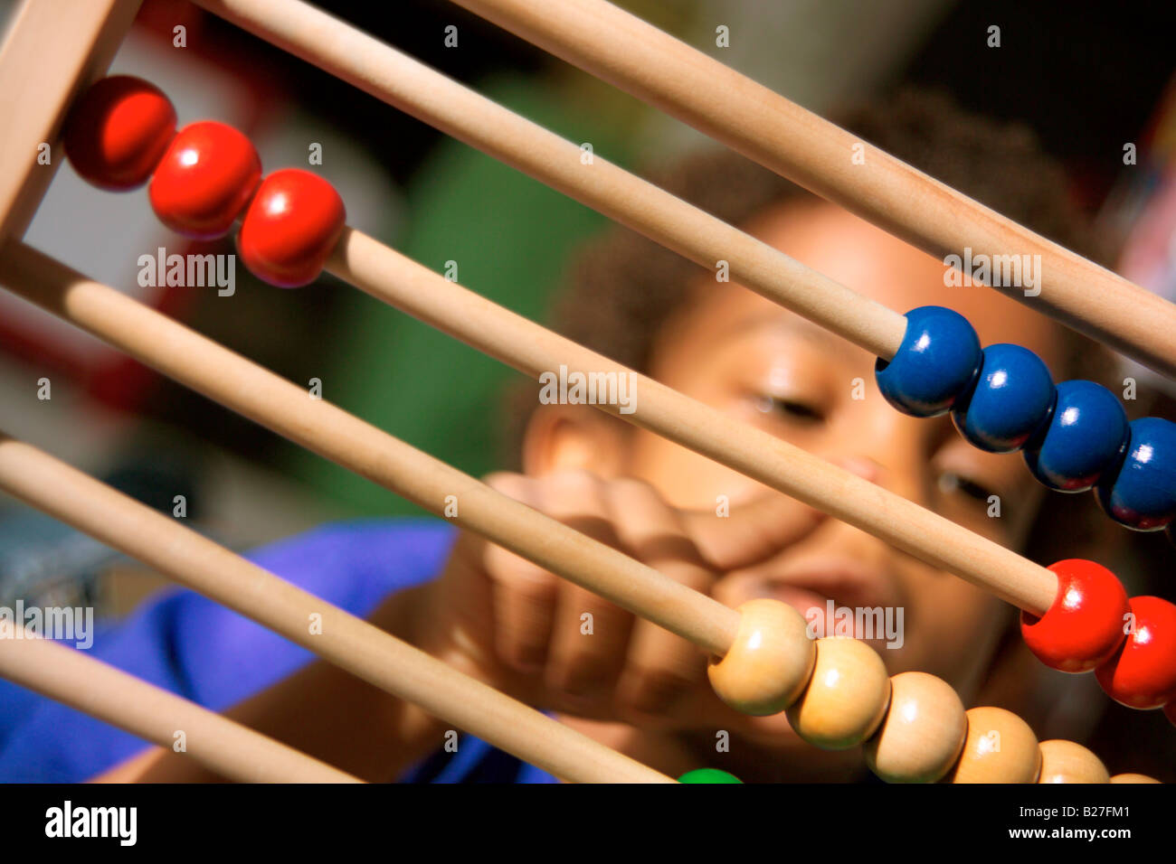 junge Kind zählen horizontale Stockfoto