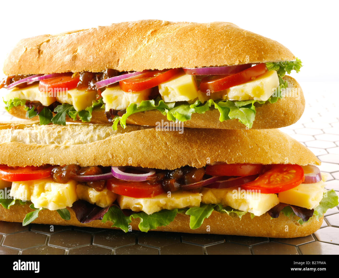 Nahaufnahme der Käse Salat essiggurke Baguette in französischem Brot stick Stockfoto