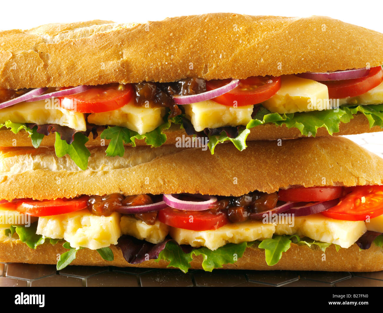 Nahaufnahme der Käse Salat essiggurke Baguette in französischem Brot stick Stockfoto